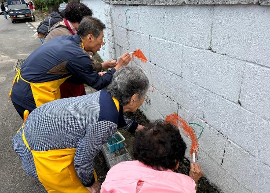 마을의 이야기가 색이 되다,  ‘시골담장 무지개’