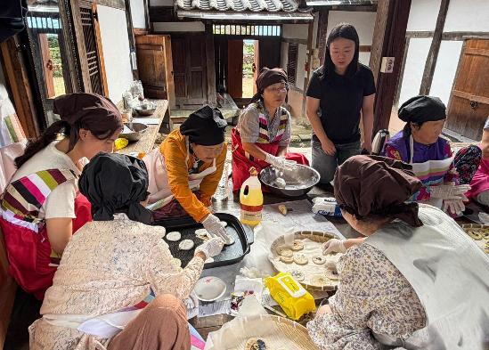 찾아가는 팝업놀이터 「마을에 피어나는 화전의 기억」여성들의 꽃잎을 굽는 시간